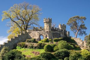 Warwick_Castle,_Warwickshire,_England,_a_popular_tourist_destination